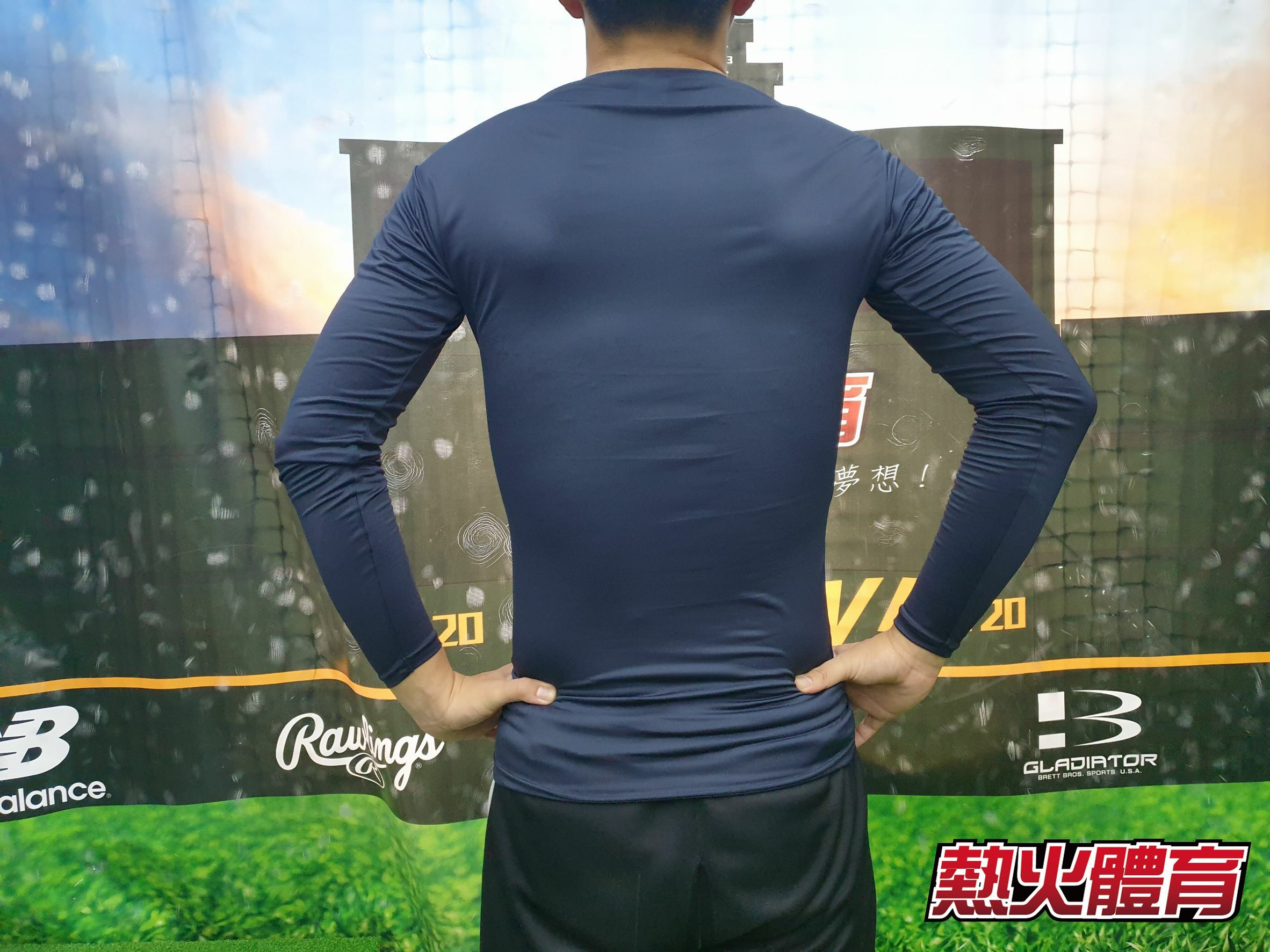 ZETT 進 白金商店限定款 圓領長袖緊身衣 深藍 另一角度