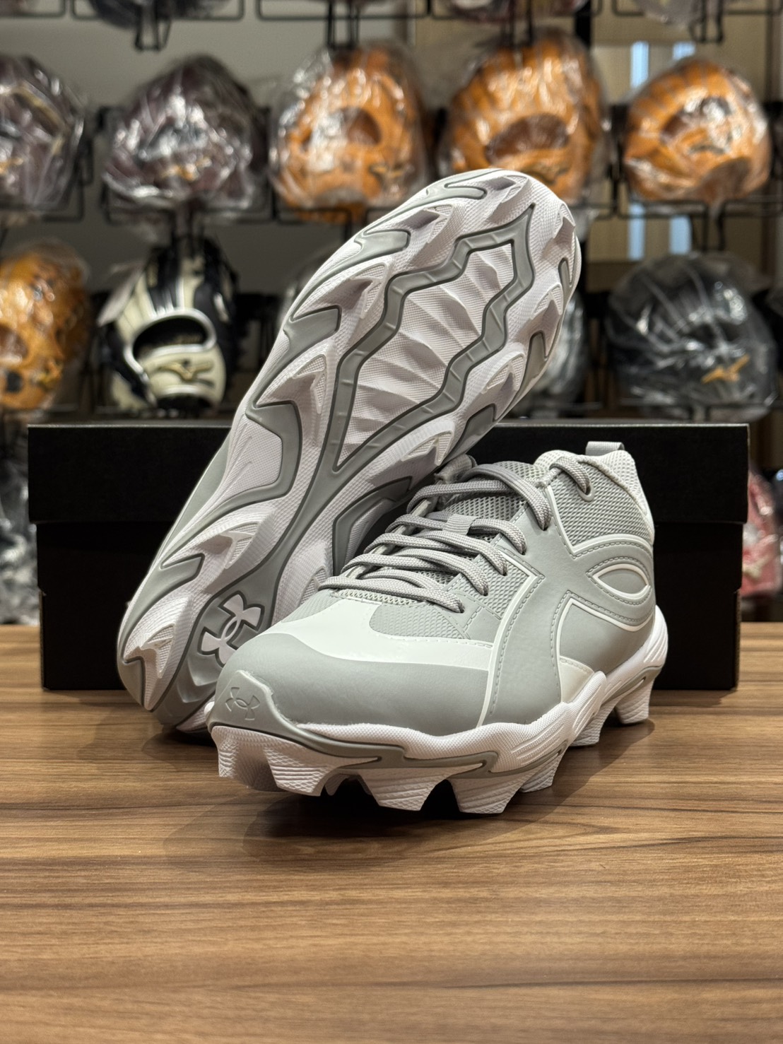 UA Leadoff Jr 26 棒壘膠釘鞋 少年用 灰