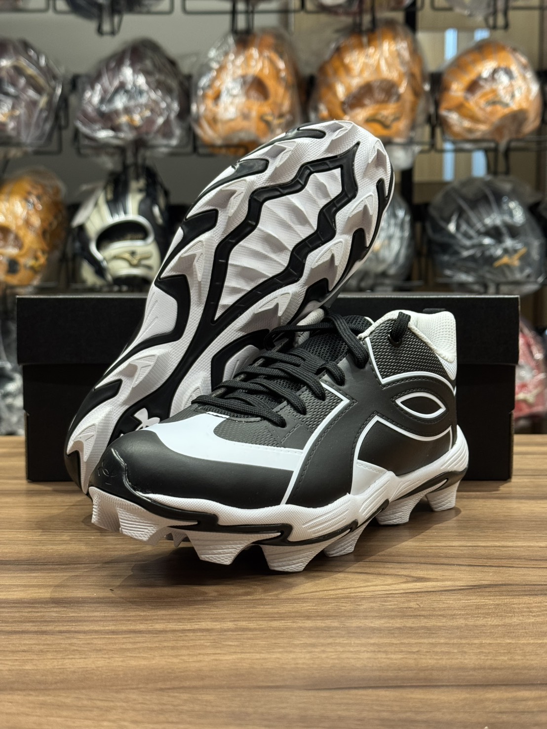 UA Leadoff Jr 26 棒壘膠釘鞋 少年用 黑