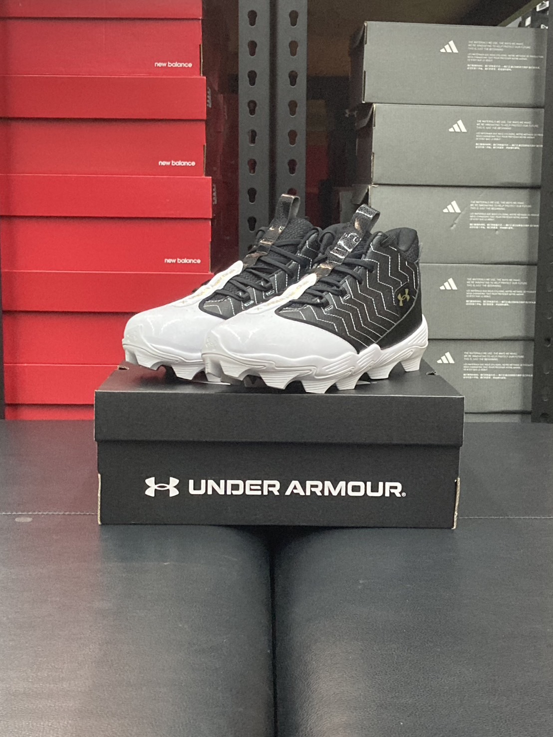 UA BH9 RM 棒壘膠釘鞋 黑/白